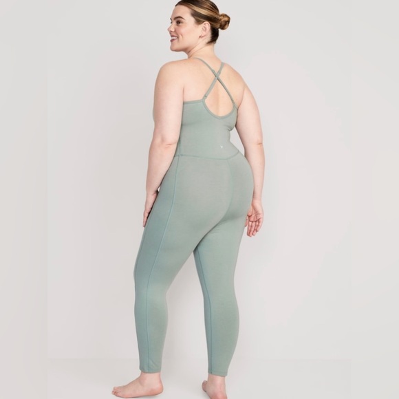 M petite old Navy power chill 7/8 length cami jumpsuit - Picture 2 of 4